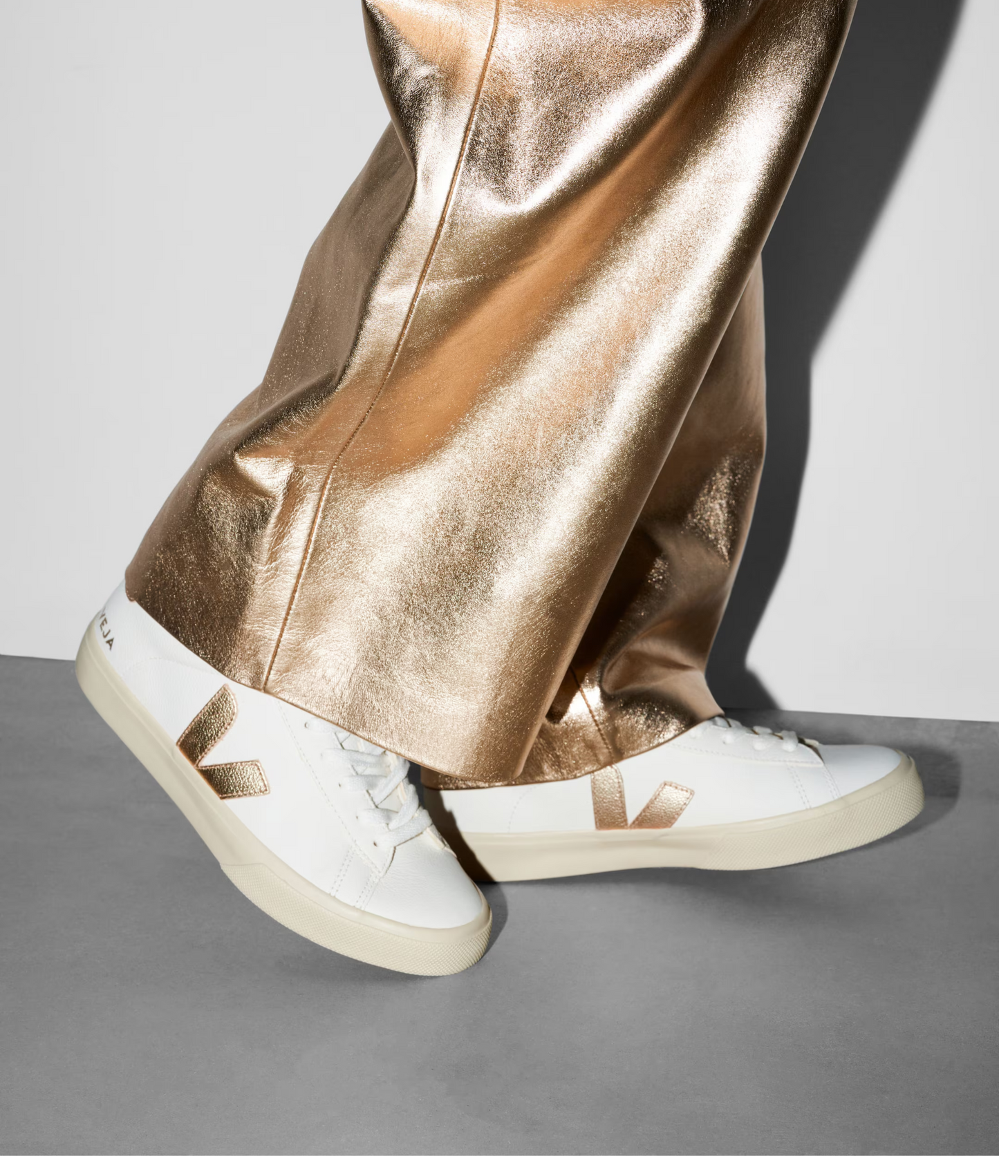 Tenis Veja Campo Blanco Dorados